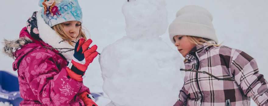 kids making snowman