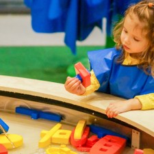 child at childrens' museum