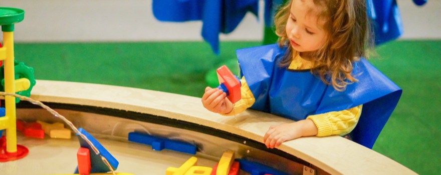 child at childrens' museum