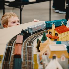 child at model train show